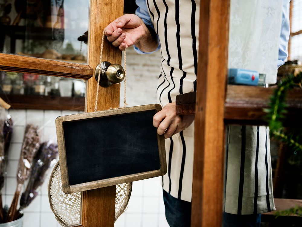 Blank chalkboard being hang on the door