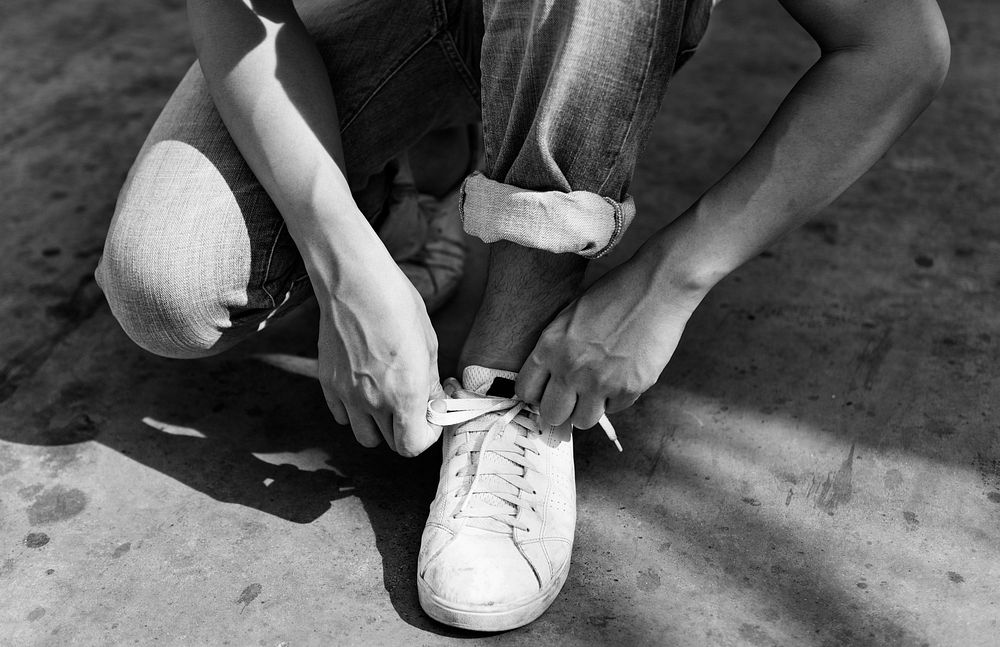 Man tries to tie his shoelaces