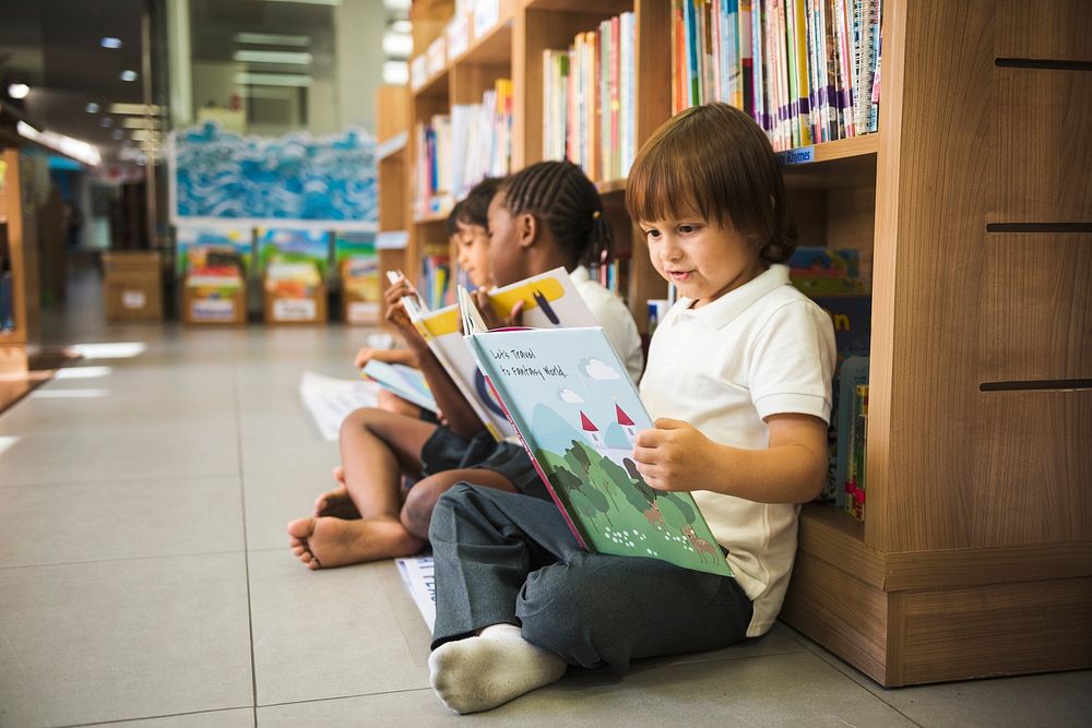 Ученик книжный магазин. Дети в библиотеке. Чтение для детей. Дети читают. Ребенок читает книгу.