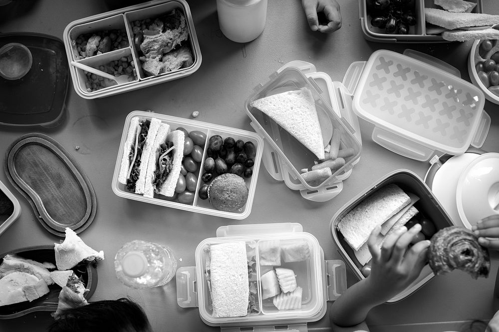 Kids eating lunch at elementary school