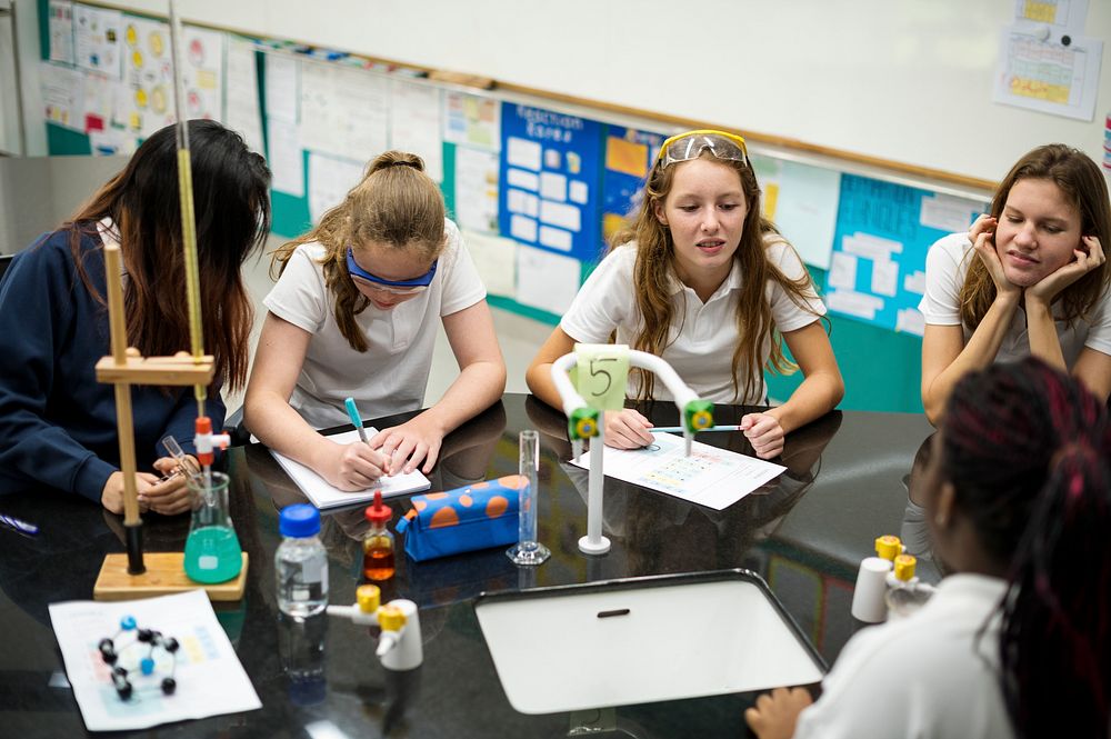 High school students studying in chemistry laboratory experiment class