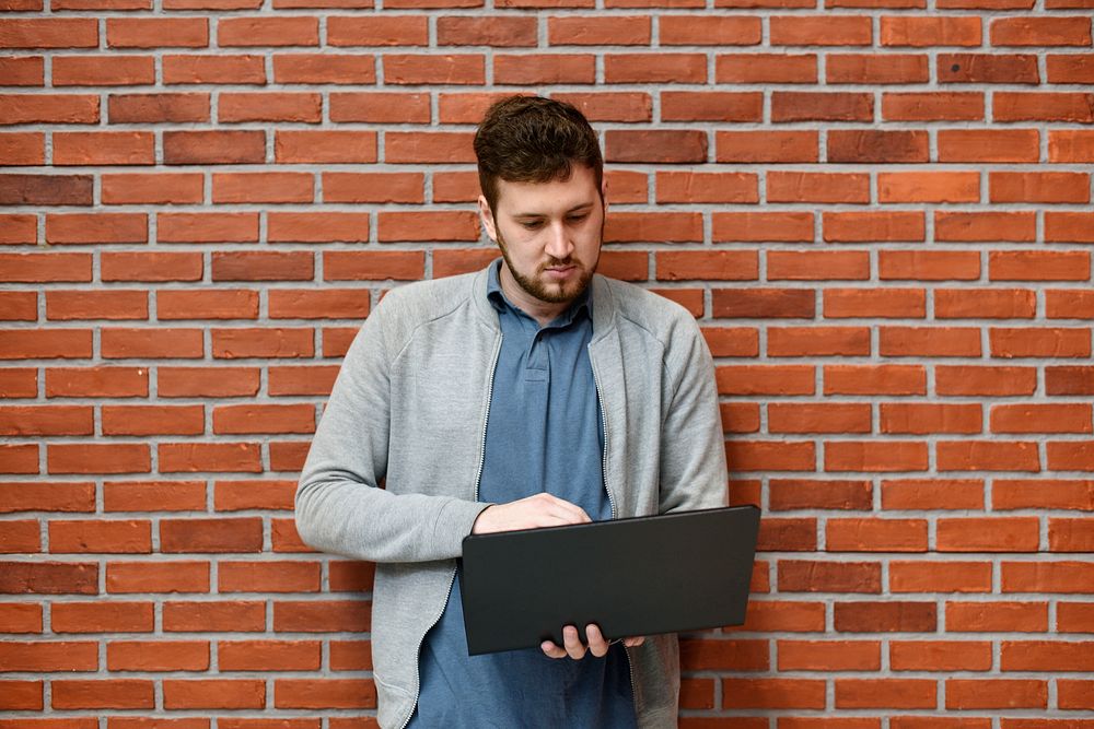 Peopl using computer laptop