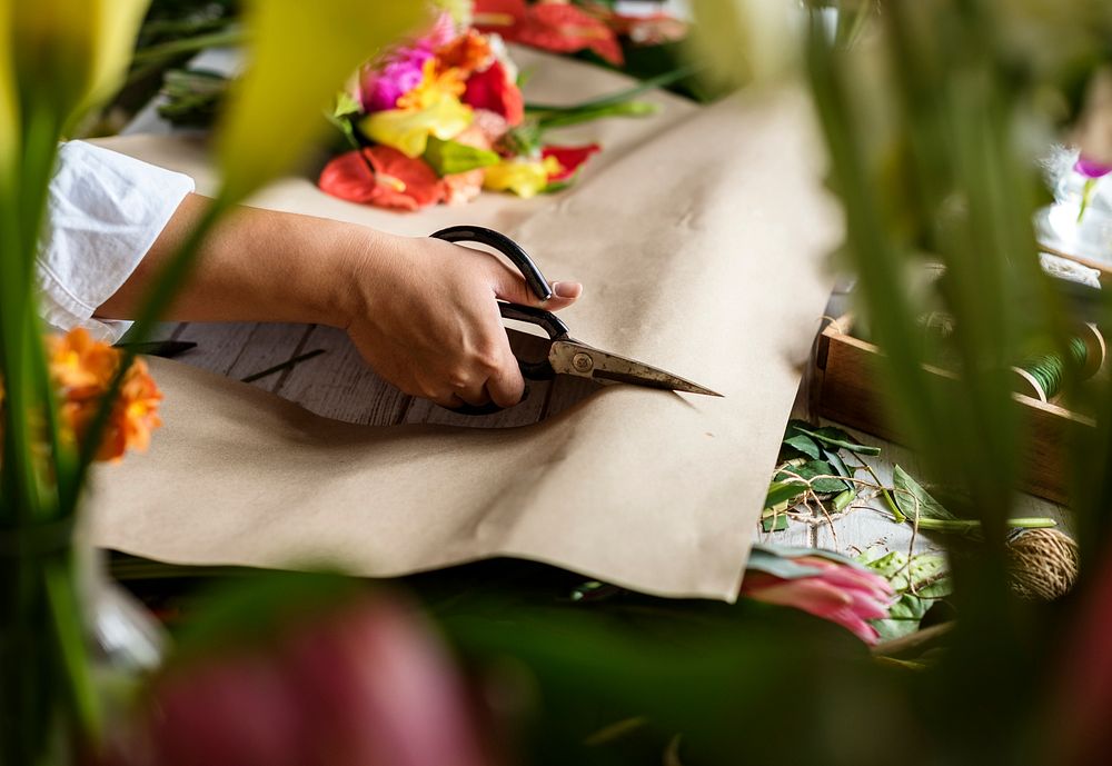 Hand cutting paper for arrangement flower