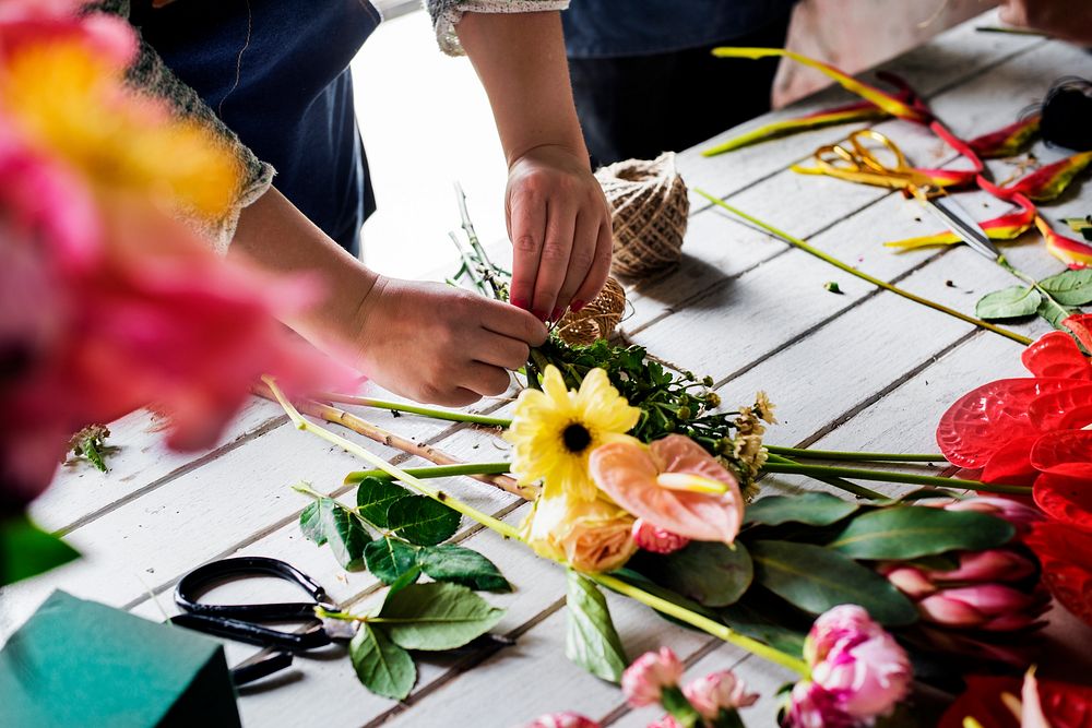 florist decorates freshness flower bouquet