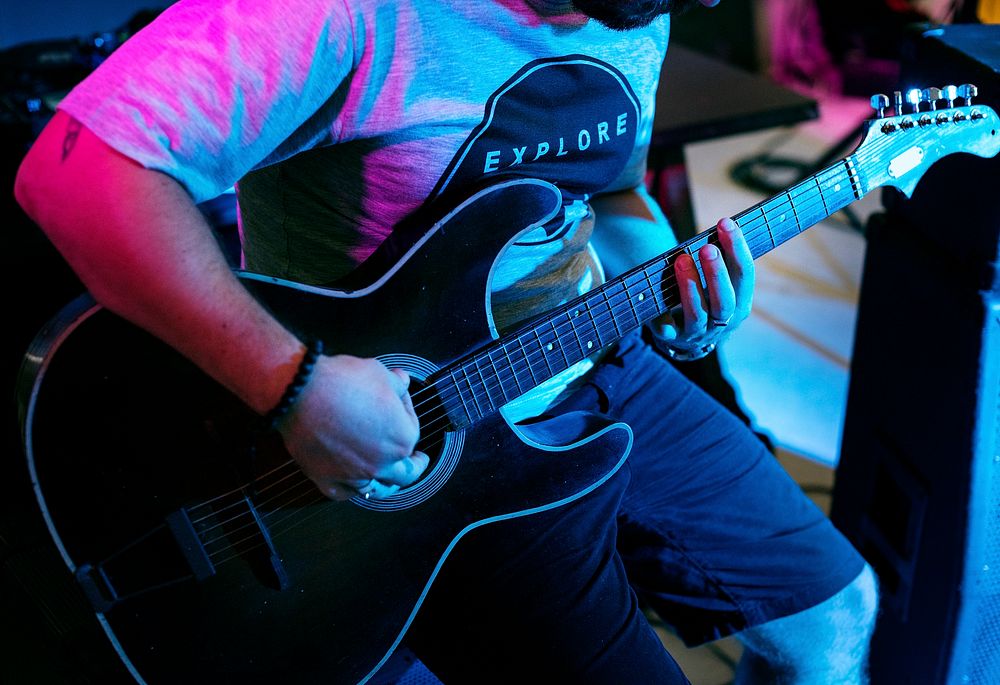 Man playing guitar on leisure event