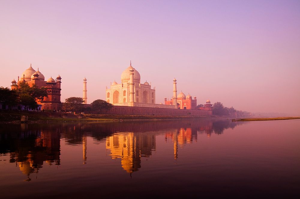Beautiful scenery of the Taj Mahal and a body of water. 