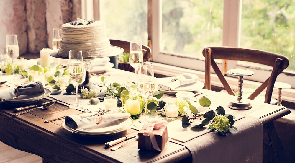 Elegant Restaurant Table Setting Service for Reception