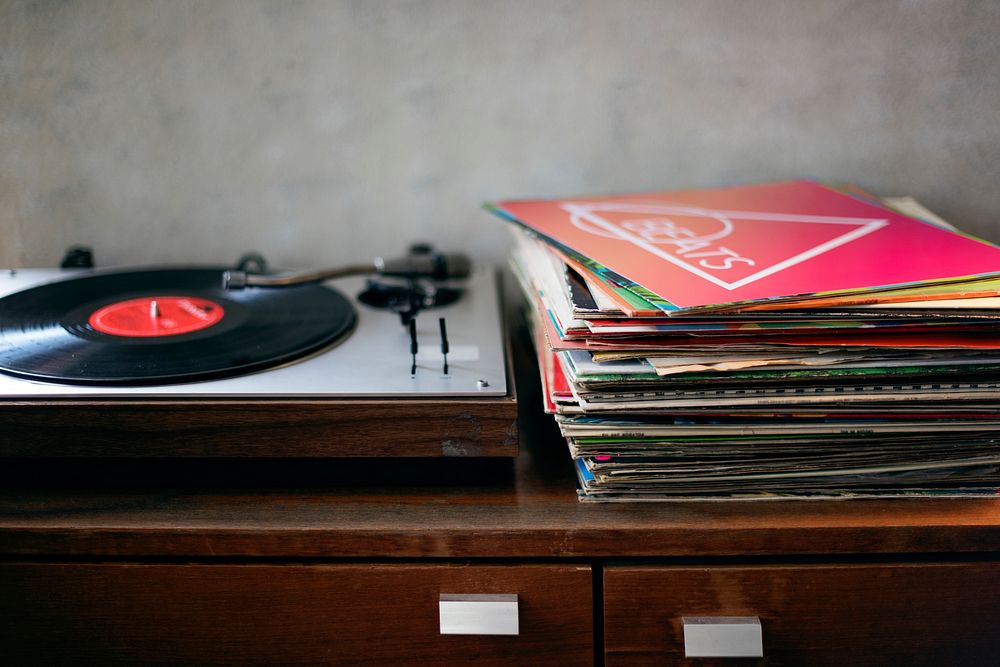 Vinyl record player. Атрибуты современного меломана.