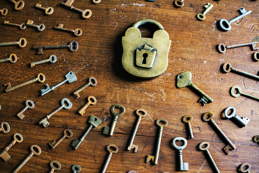 An old padlock and a bunch of keys