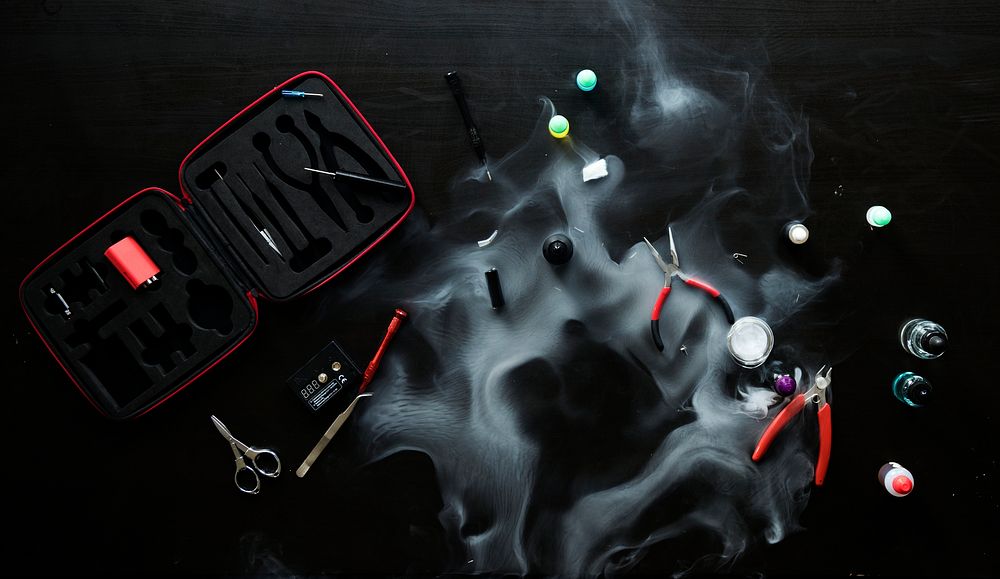 Vape kit with smoke on the table