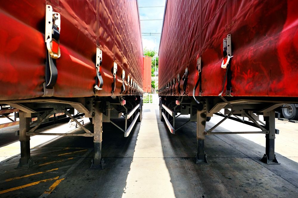 Middle Trailer Cargo Logistics Pattern