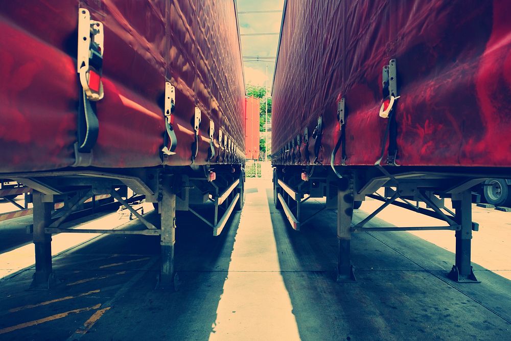 Middle Trailer Cargo Logistics Pattern