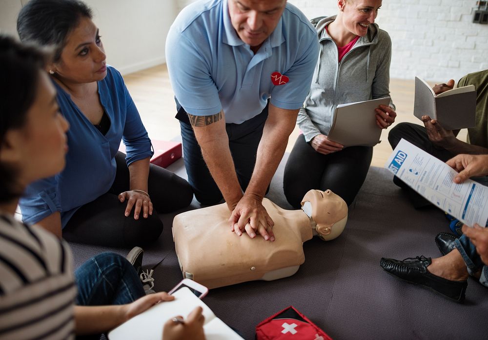 Человек участвовал. Тренинг по первой помощи. CPR Training обучение детей первой помощи. Оказание первой помощи Эстетика. Предметы для обучения оказанию первой помощи.