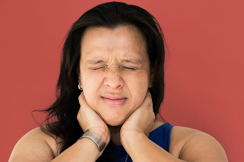 Woman feel really neck pain and muscle