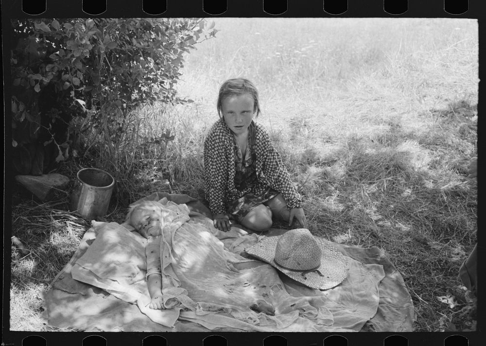 [Untitled photo, possibly related to: Children of agricultural day laborers camped by the roadside near Spiro, Oklahoma.…