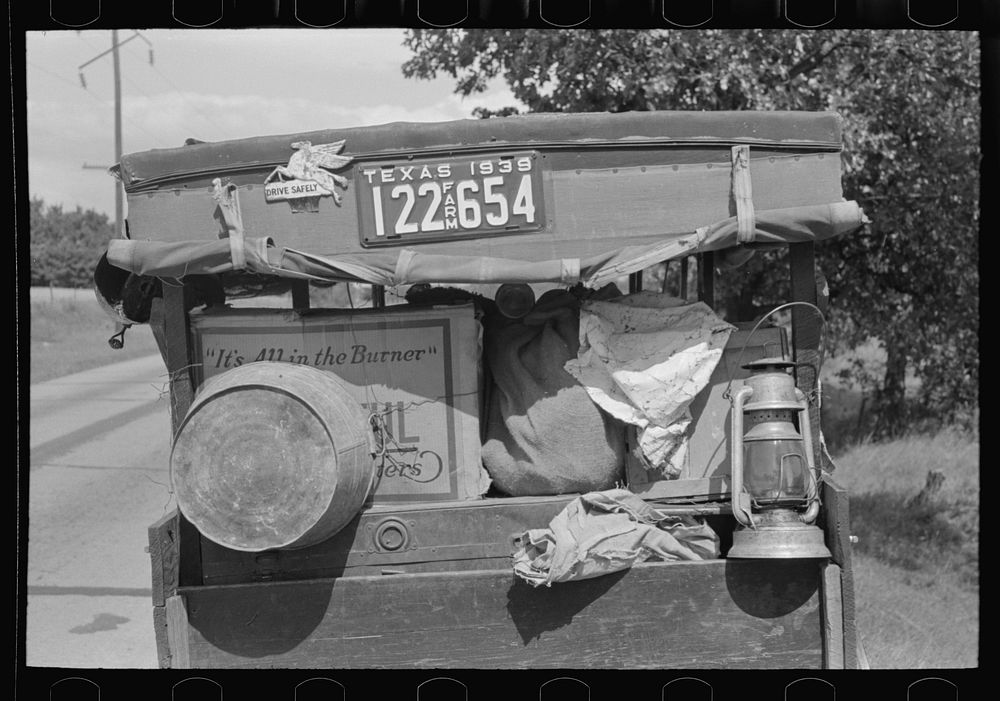 Rear of automobile of white migrants east of Fort Gibson, Muskogee County, Oklahoma by Russell Lee