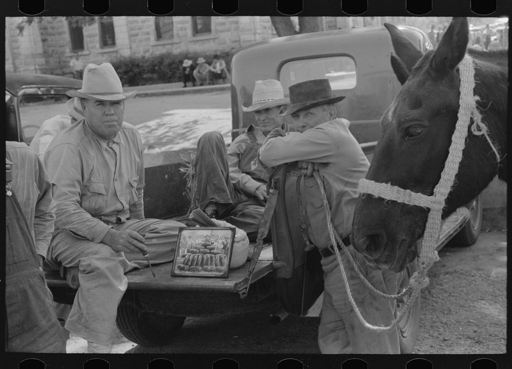 [Untitled photo, possibly related to: Scene in fruit and vegetable market, Weatherford, Texas] by Russell Lee