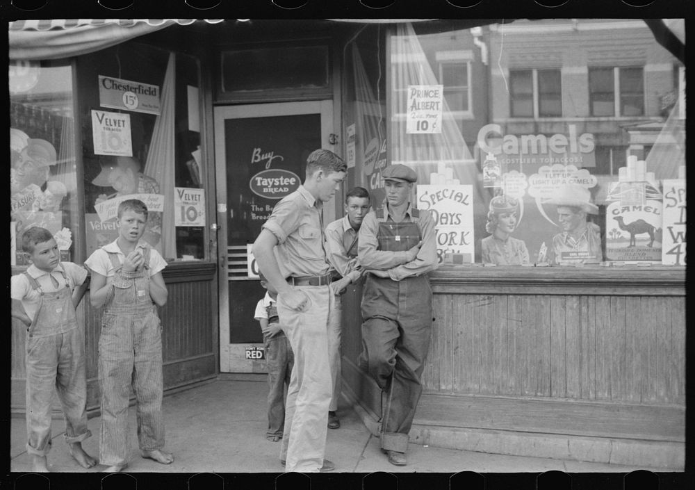 [Untitled photo, possibly related to: Group of men talking in street of Muskogee, Oklahoma] by Russell Lee