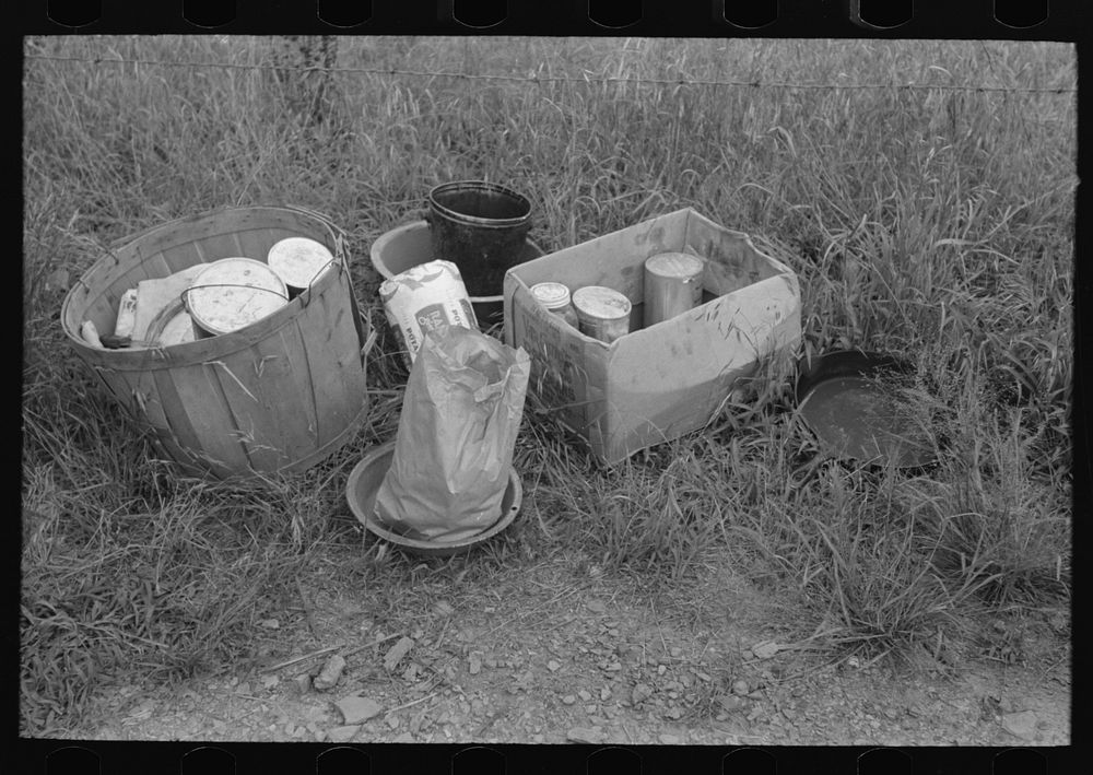 Victuals and frying pan of migrant family along roadside near Henrietta [i.e., Henryetta,] Oklahoma by Russell Lee