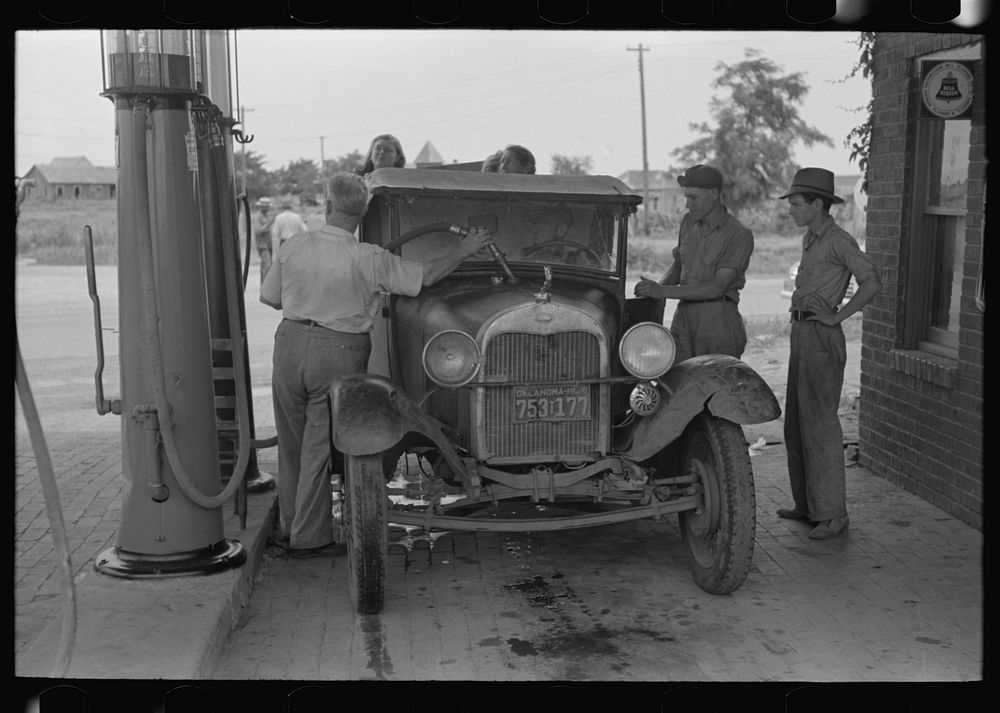 Getting gas, migrant family en route to California at small town near Henrietta [i.e., Henryetta,] Oklahoma by Russell Lee