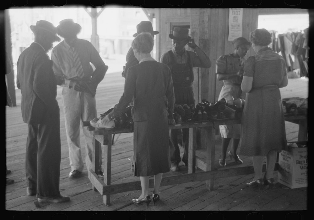 [Untitled photo, possibly related to: Selling apples, Jacksonville, Texas] by Russell Lee