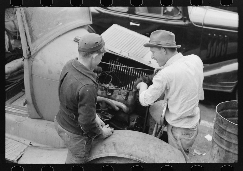 Repairing an automobile motor, market square, Waco, Texas by Russell Lee
