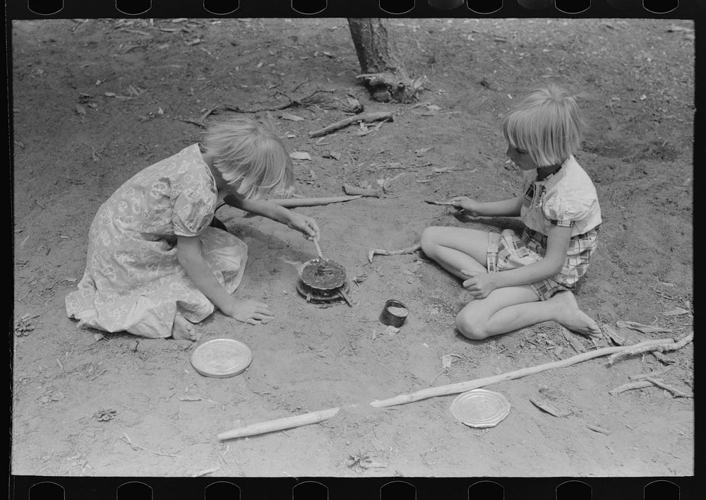 [Untitled photo, possibly related to: The Whinery children playing. Pie Town, New Mexico] by Russell Lee