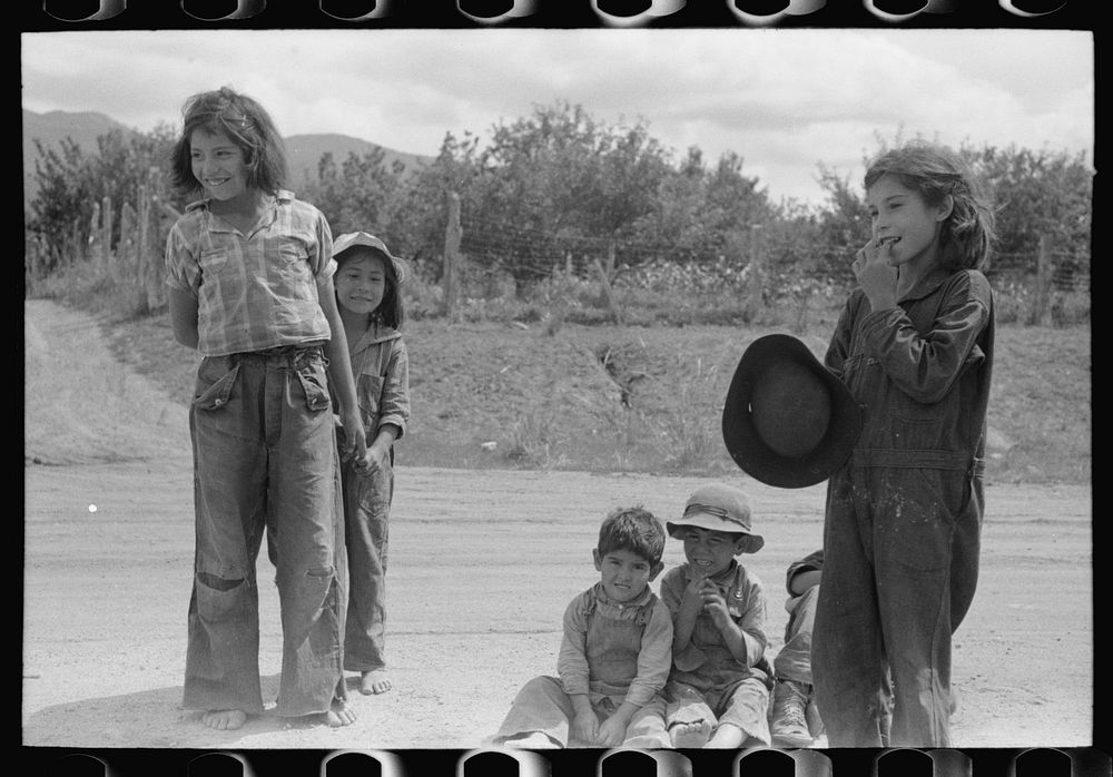 [Untitled photo, possibly related to: Spanish-American children, Penasco, New Mexico] by Russell Lee