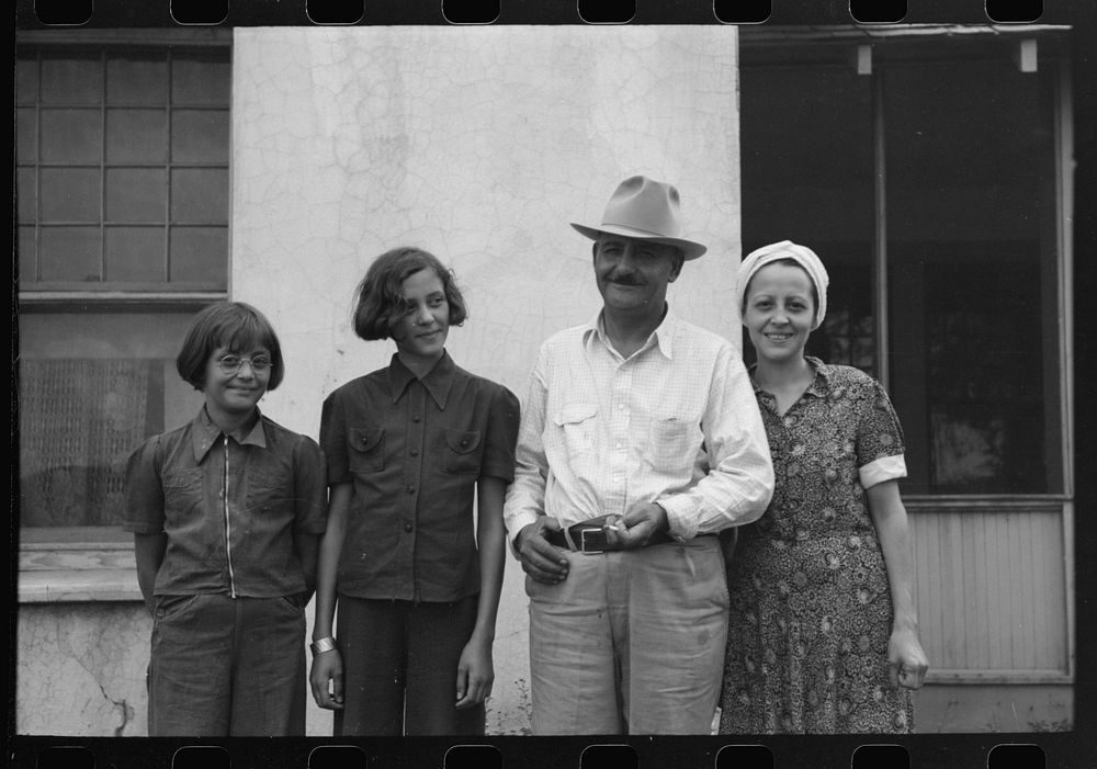 Juan Candalaria and his children, Holbrook, Arizona by Russell Lee