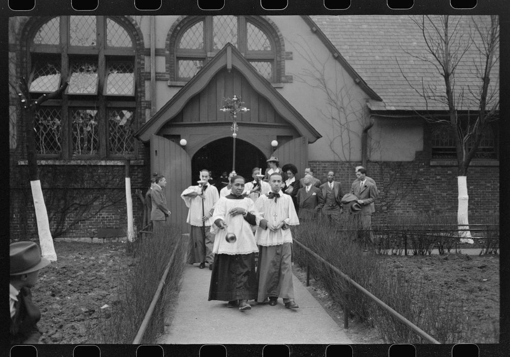 Start of the processional from an Episcopal church on Easter morning. South Side of Chicago by Russell Lee