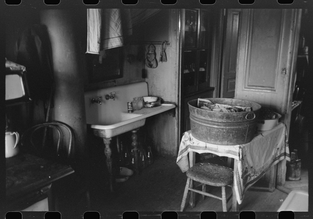 [Untitled photo, possibly related to: Detail of kitchen occupied by es on South Side of Chicago, Illinois] by Russell Lee