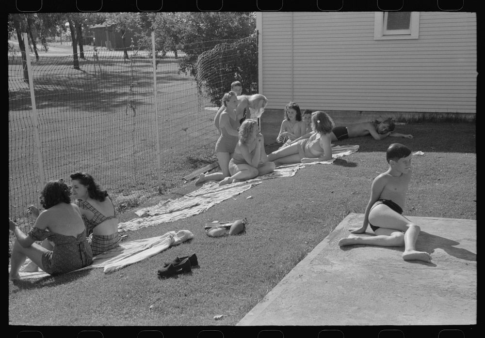Sun bathers at the swimming pool. Caldwell, Idaho by Russell Lee