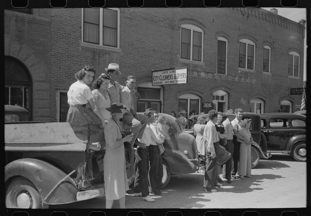 [Untitled photo, possibly related to: Watching the parade on the Fourth of July at Vale, Oregon] by Russell Lee