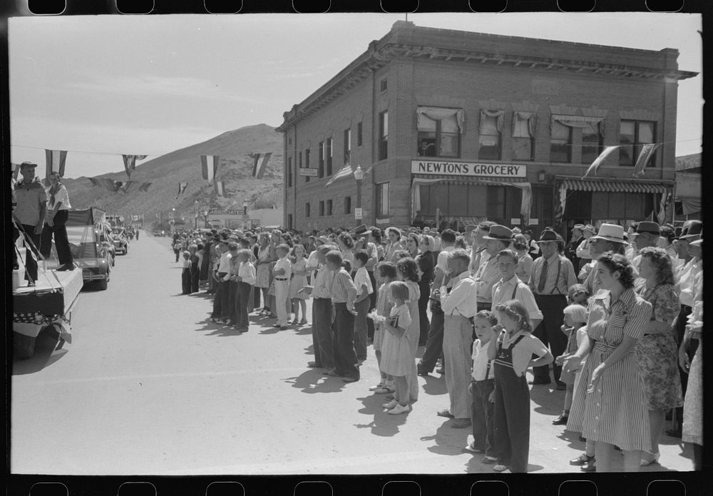 Watching the Fourth of July parade. Vale, Oregon by Russell Lee
