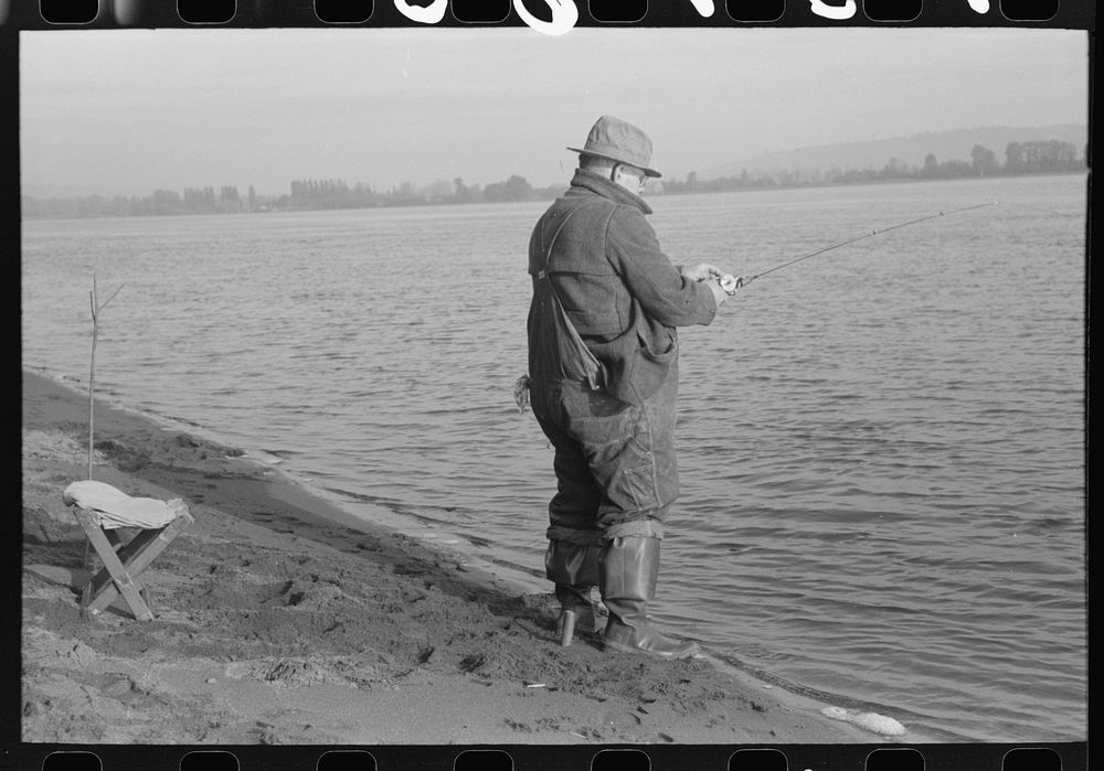 Fisherman on banks of Columbia River, Cowlitz County, Washington by Russell Lee