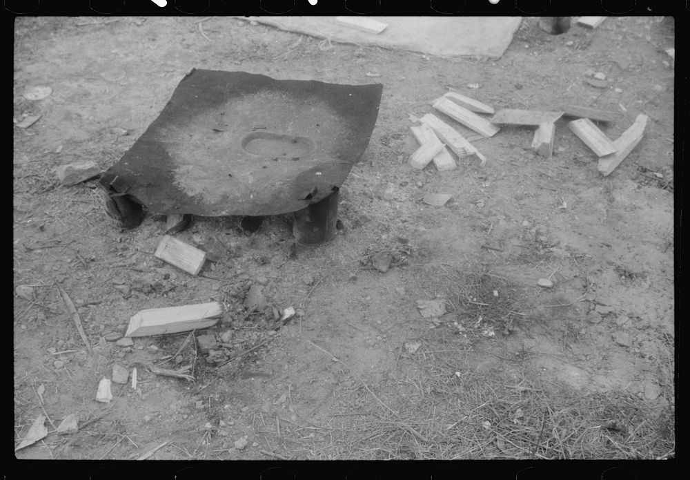 Improvised stove used by migrants at Belcross, North Carolina. Sourced from the Library of Congress.