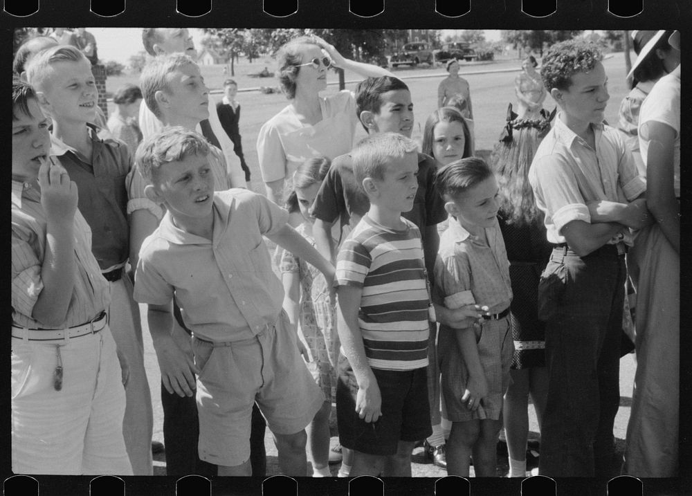 Spectators at soapbox auto race during July 4th celebration at Salisbury, Maryland. Sourced from the Library of Congress.