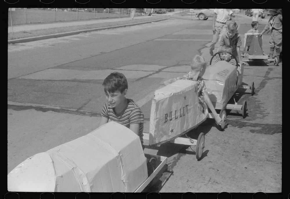 Entrants in soapbox auto race during July 4th celebration at Salisbury, Maryland. Sourced from the Library of Congress.