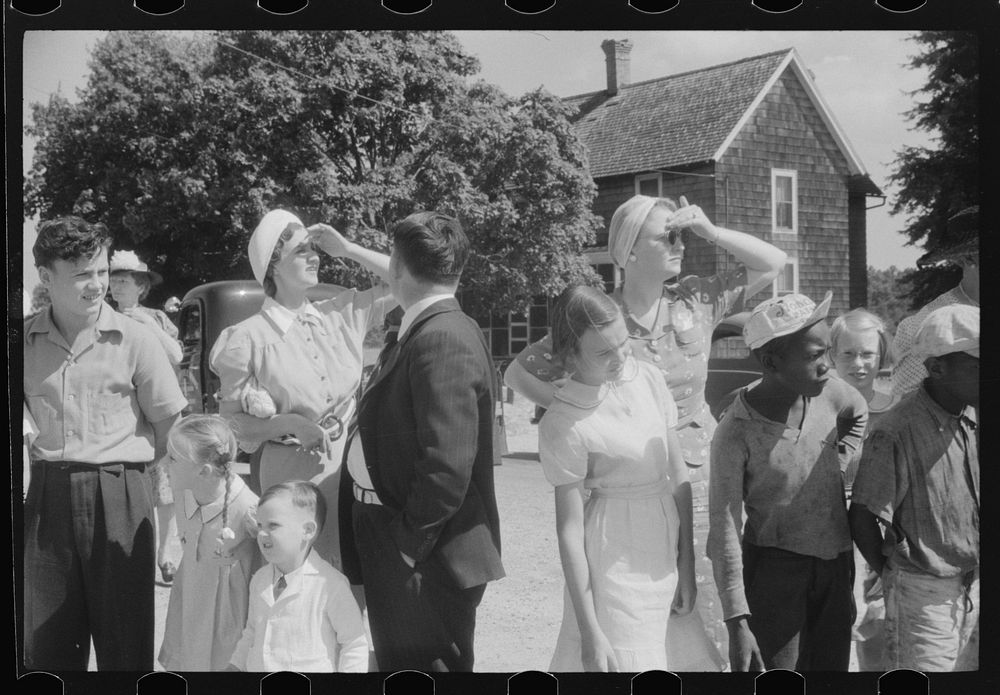 Spectators at soapbox auto race during July 4th celebration at Salisbury, Maryland. Sourced from the Library of Congress.