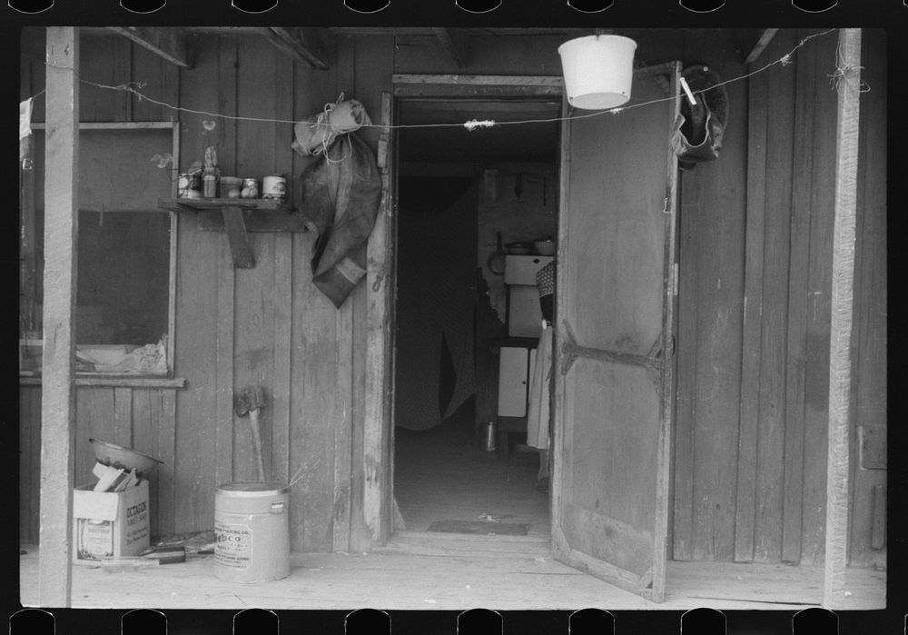 Housing for workers at W.T. Handy's House, Crisfield, Maryland. Sourced from the Library of Congress.