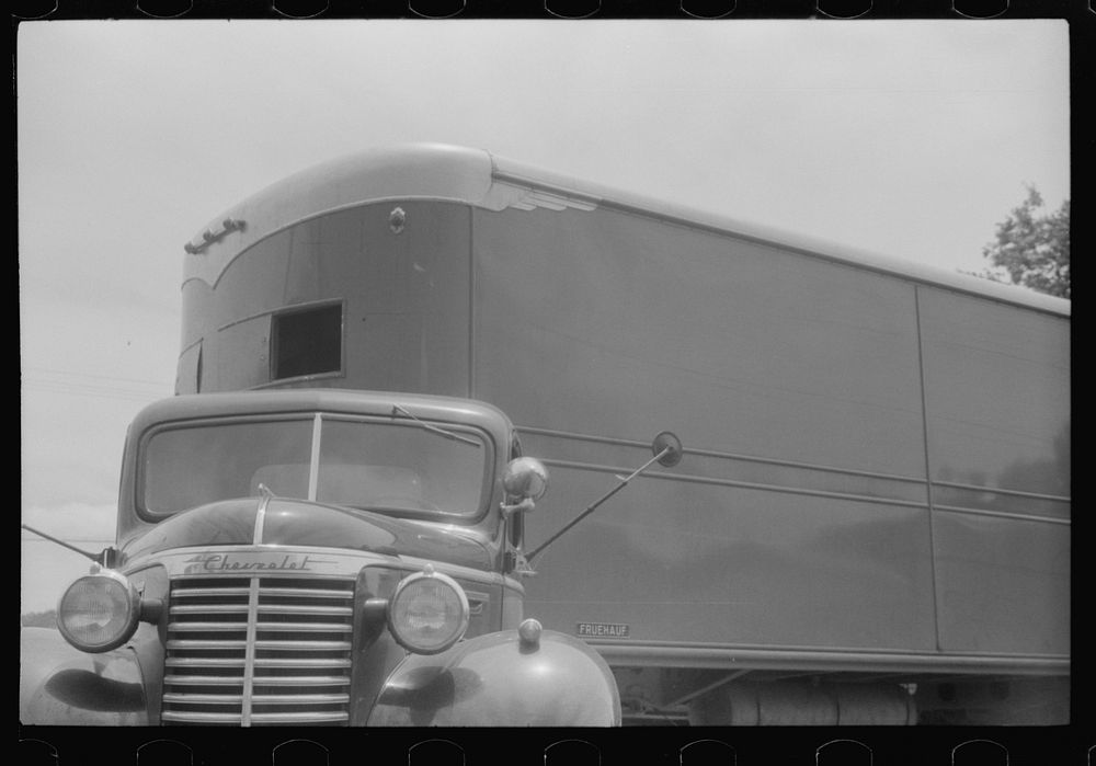 At a truck service station on U.S. 1 (New York Avenue), Washington, D.C.. Sourced from the Library of Congress.
