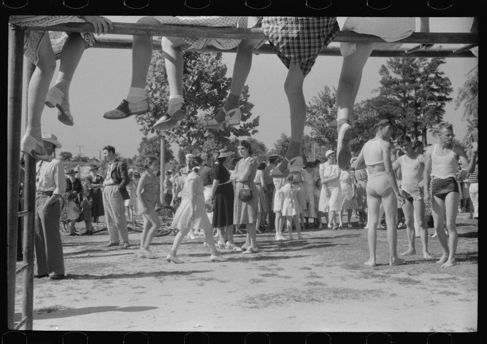 Spectators at beauty contest held during July 4th celebration at Salisbury, Maryland. Sourced from the Library of Congress.