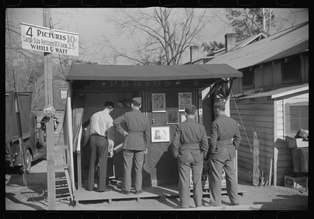 Photographer's booth in Hinesville, Georgia. Sourced from the Library of Congress.