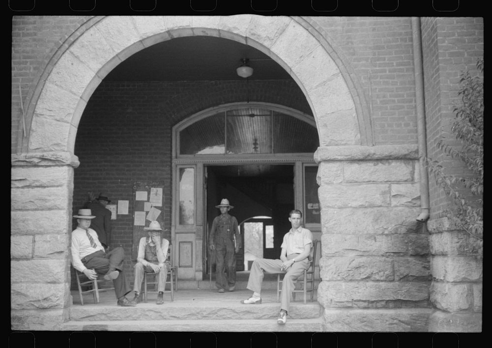 [Untitled photo, possibly related to: Courthouse in Franklin, Heard County, Georgia]. Sourced from the Library of Congress.