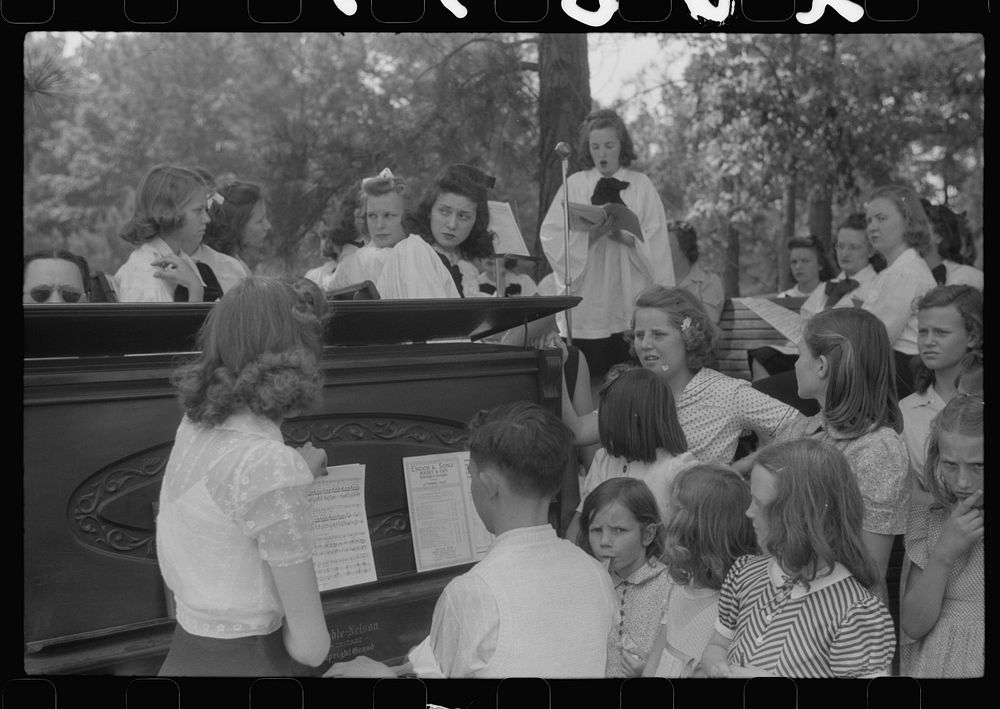 At the May Day pageant in Siloam, Greene County, Georgia. Sourced from the Library of Congress.