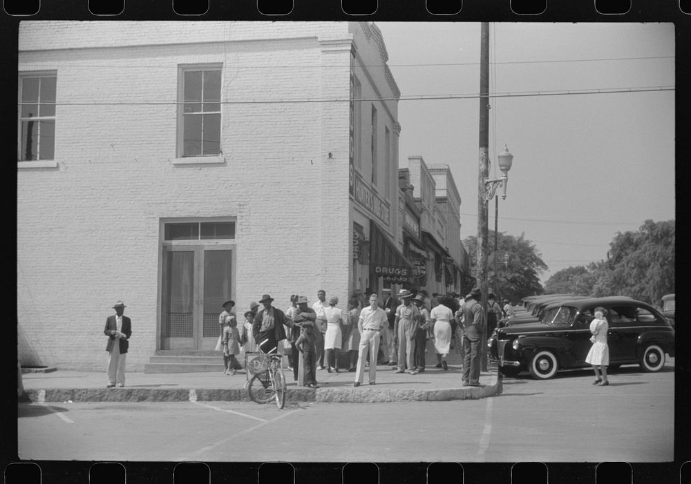 Saturday afternoon in Greensboro, Georgia. Sourced from the Library of Congress.