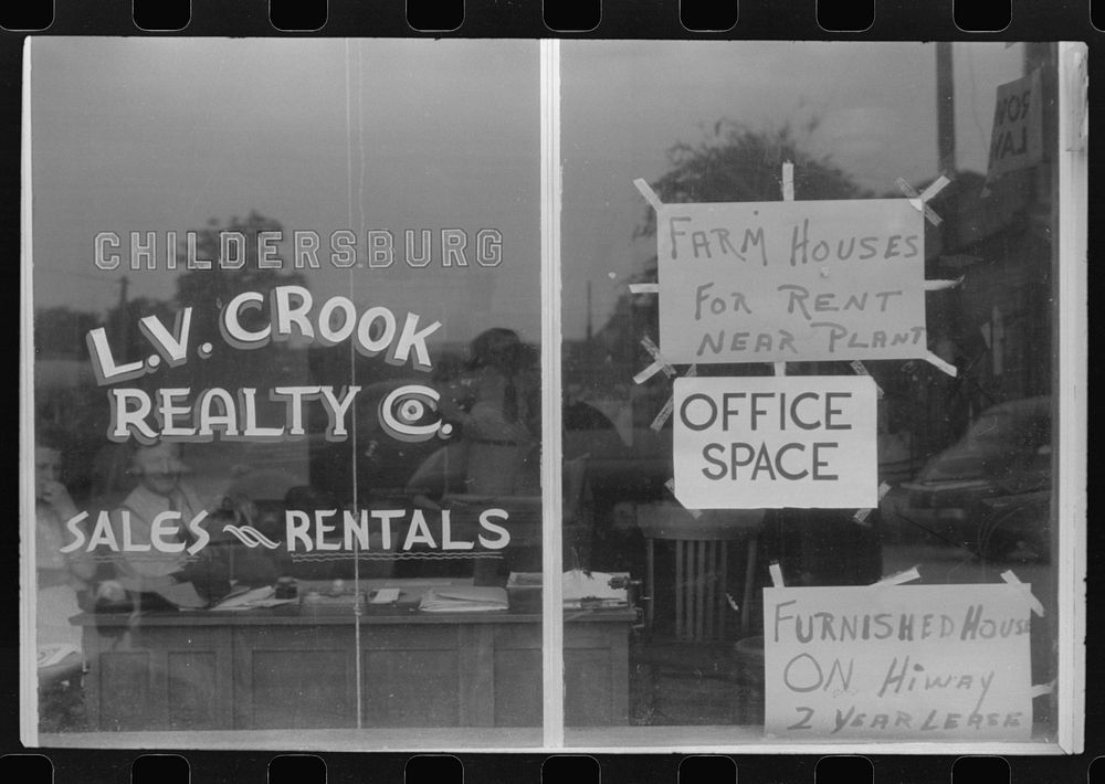 Real estate agent's window, Childersburg, Alabama. Sourced from the Library of Congress.