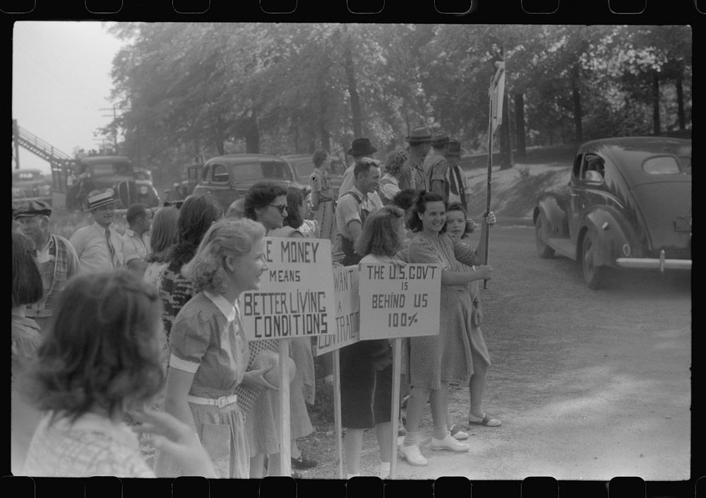 [Untitled photo, possibly related to: CIO pickets jeering at few workers who were entering a mill in Greensboro, Greene…