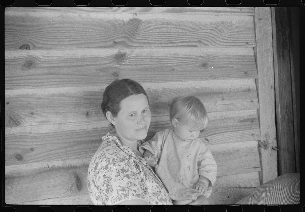 Wife and child of a tenant farmer in northern Greene County, Georgia. Sourced from the Library of Congress.