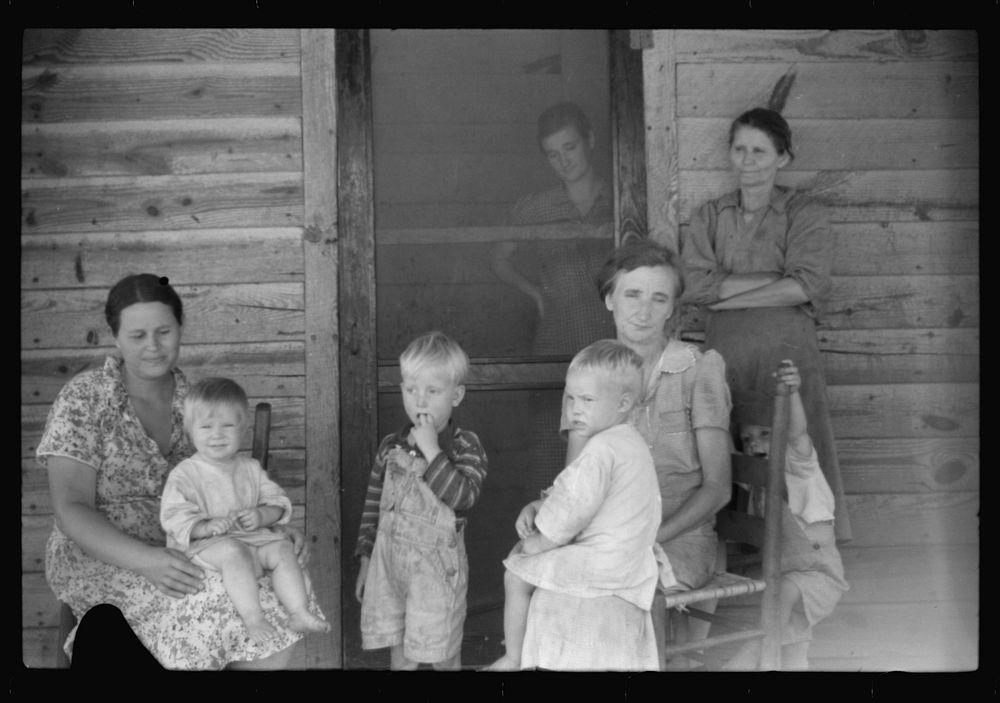 Tenant farmer family in northern Greene County, Georgia. Sourced from the Library of Congress.